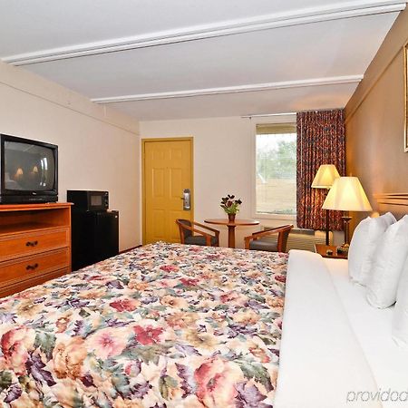 Spanish Trace Inn Athens Bilik gambar